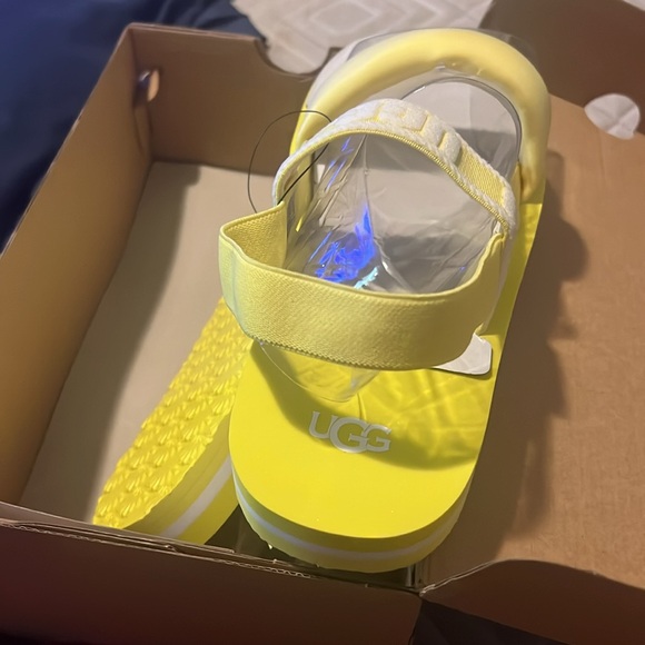 UGG - Picture 3 of 4